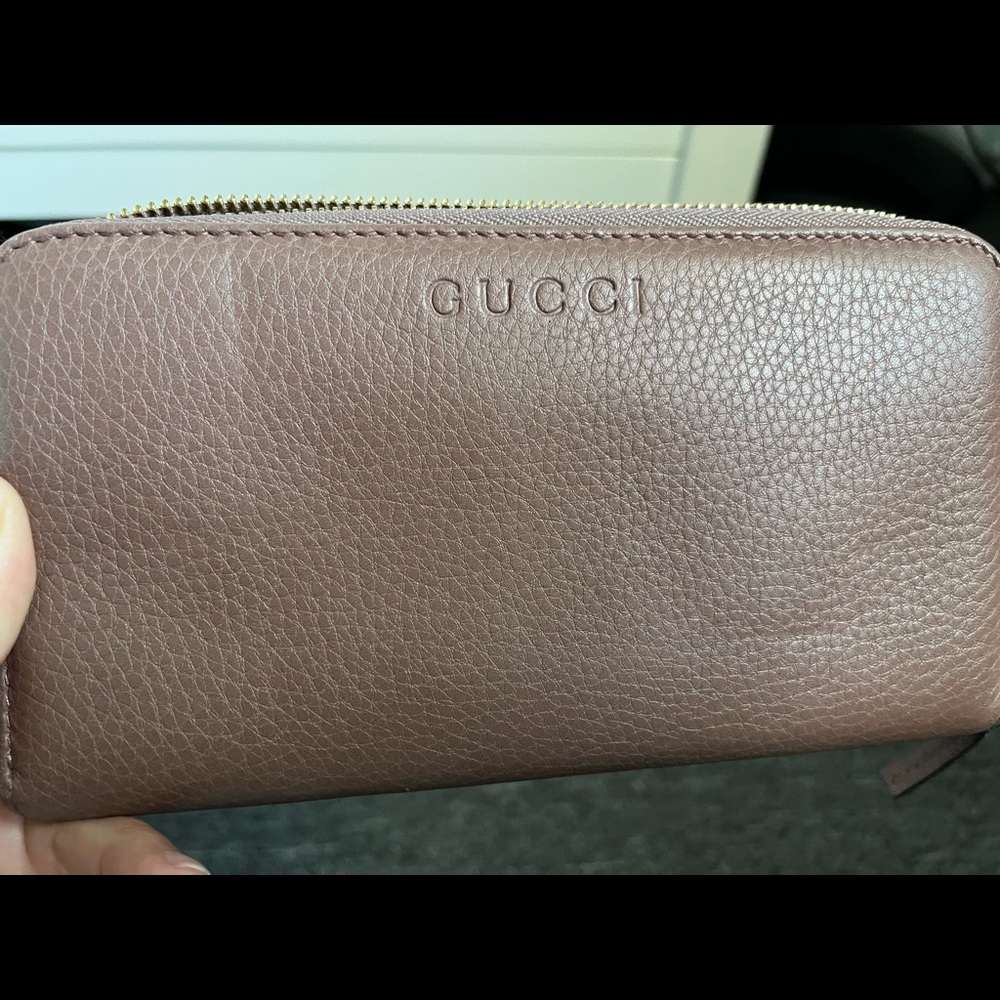 AUTHENTIC GUCCI Women's Tan Leather Long, Zip Around Wallet with gucci logo